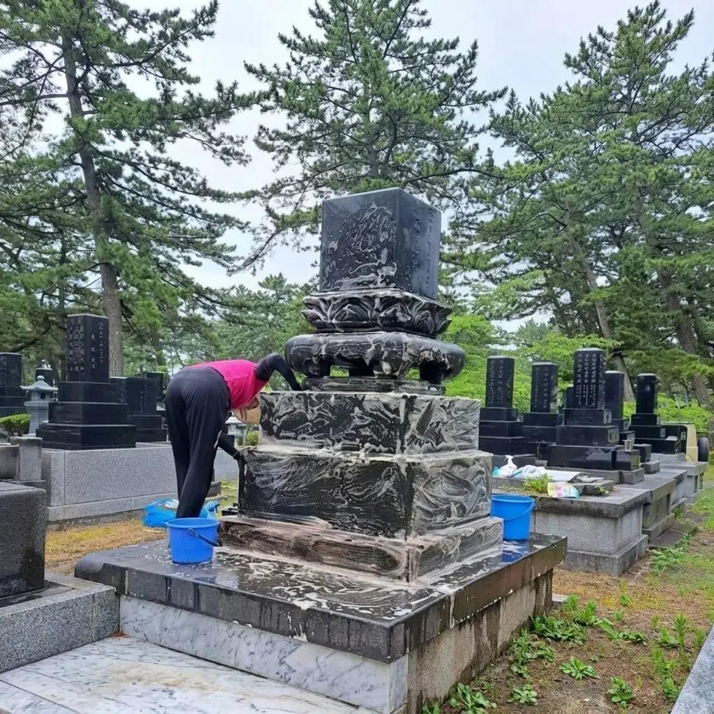秋田県 能代市 お墓の洗浄と周辺の草取りパック　遠く離れたふるさとに帰省できない方に代わって、ご先祖様の墓地を洗浄し、草取りをします。※対象地域：能代市  お墓 洗浄 草取りお墓参り お盆 お彼岸 ご