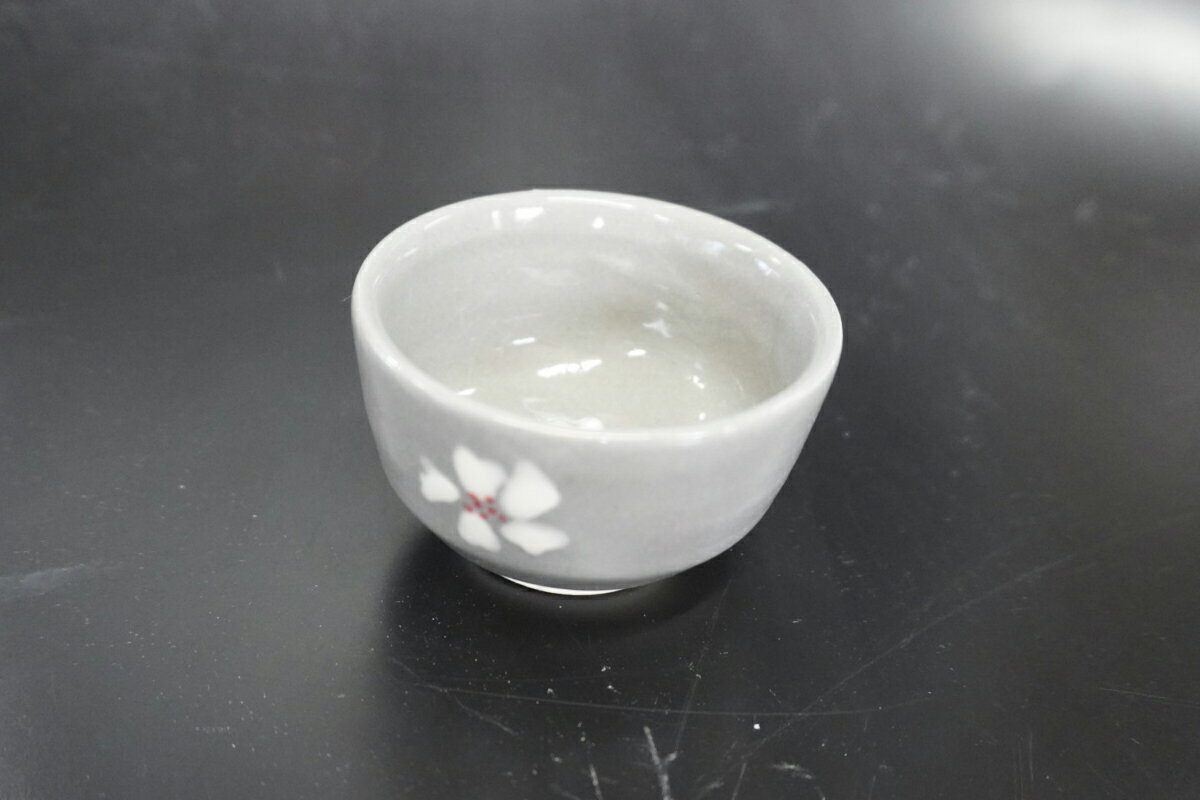 【ふるさと納税】源太夫窯 和食器『ぐい呑み』選べる個数 [1個から2個] ＆カラー [黒][グレー]｜「源太夫窯」で焼き上げた陶芸品 げんだゆうがま 和食器 手しごと げんだゆうがま 村山恵子 作 陶芸作品 酒器 [1009-1015]