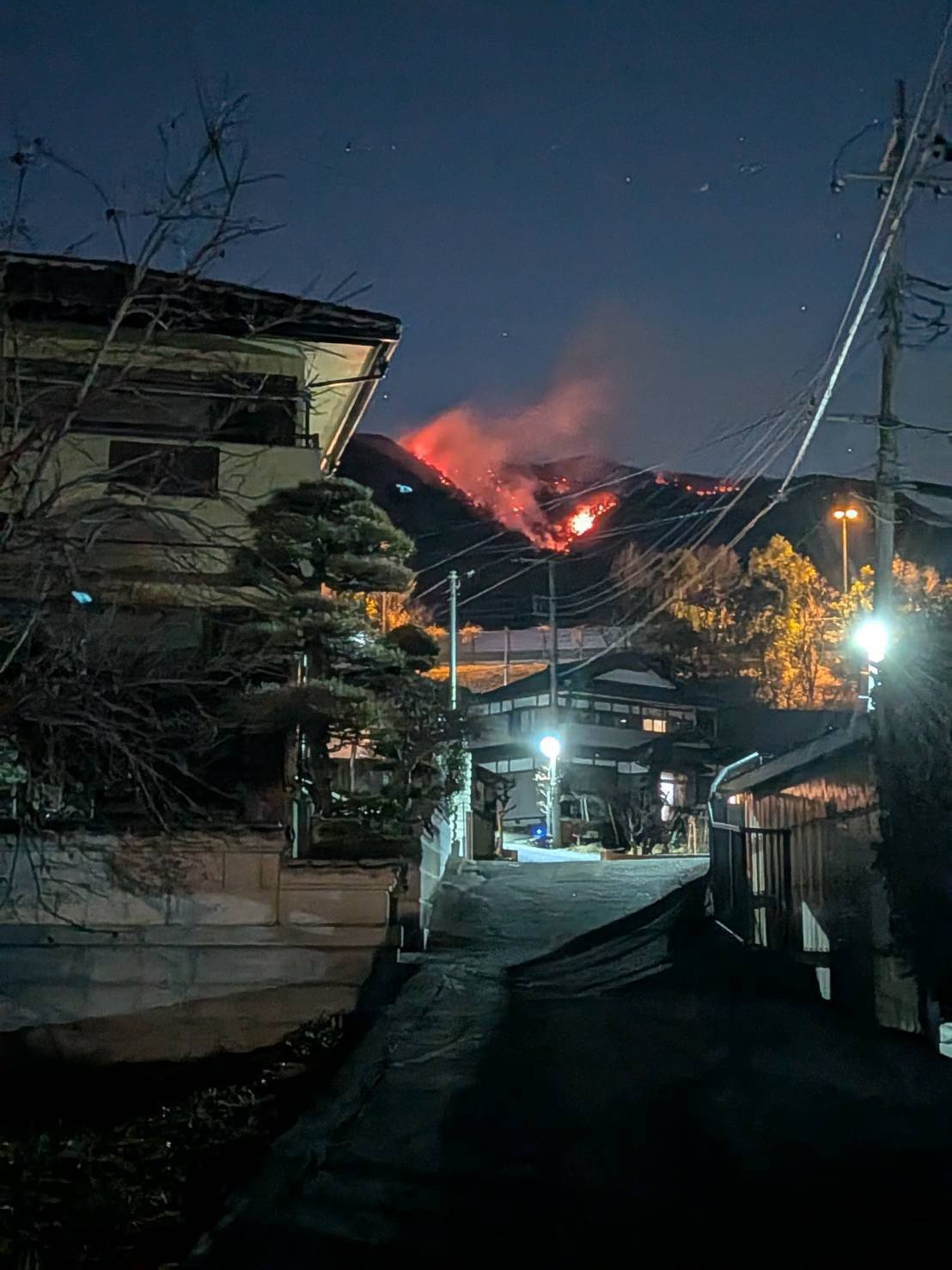 住宅地からも火の手が見えるほど燃え広がっており、市民からは不安の声があがっています