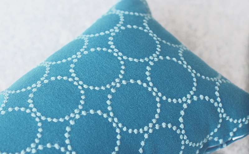 ミニクッション 長方形 タンバリン生地 ブルー 約42×26cm ミナペルホネン 秋山木工 秋山木工株式会社 国産 静岡県 藤枝市