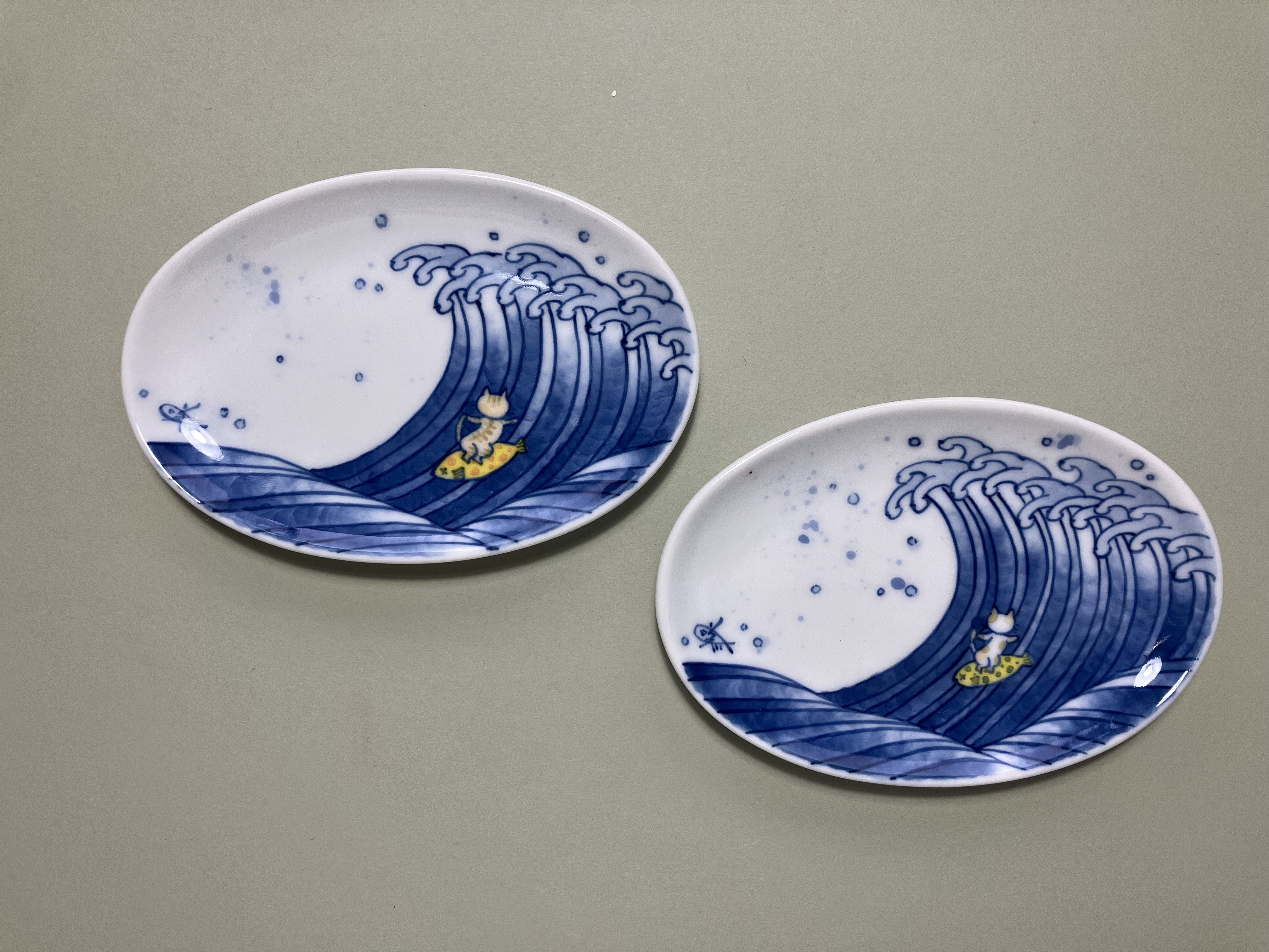 
                  【伝統工芸士・陶磁器作家 太田早紀】ナミノリニャンコ 波乗り猫 豆皿 2枚（4柄から2つお選びください）
                