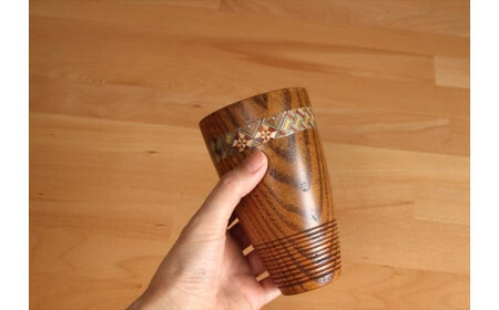 【箱根寄木細工をあしらった木製ジョッキ２点セット】保冷性に優れ、木肌のつくるクリーミーな泡立ちが格別の一杯に