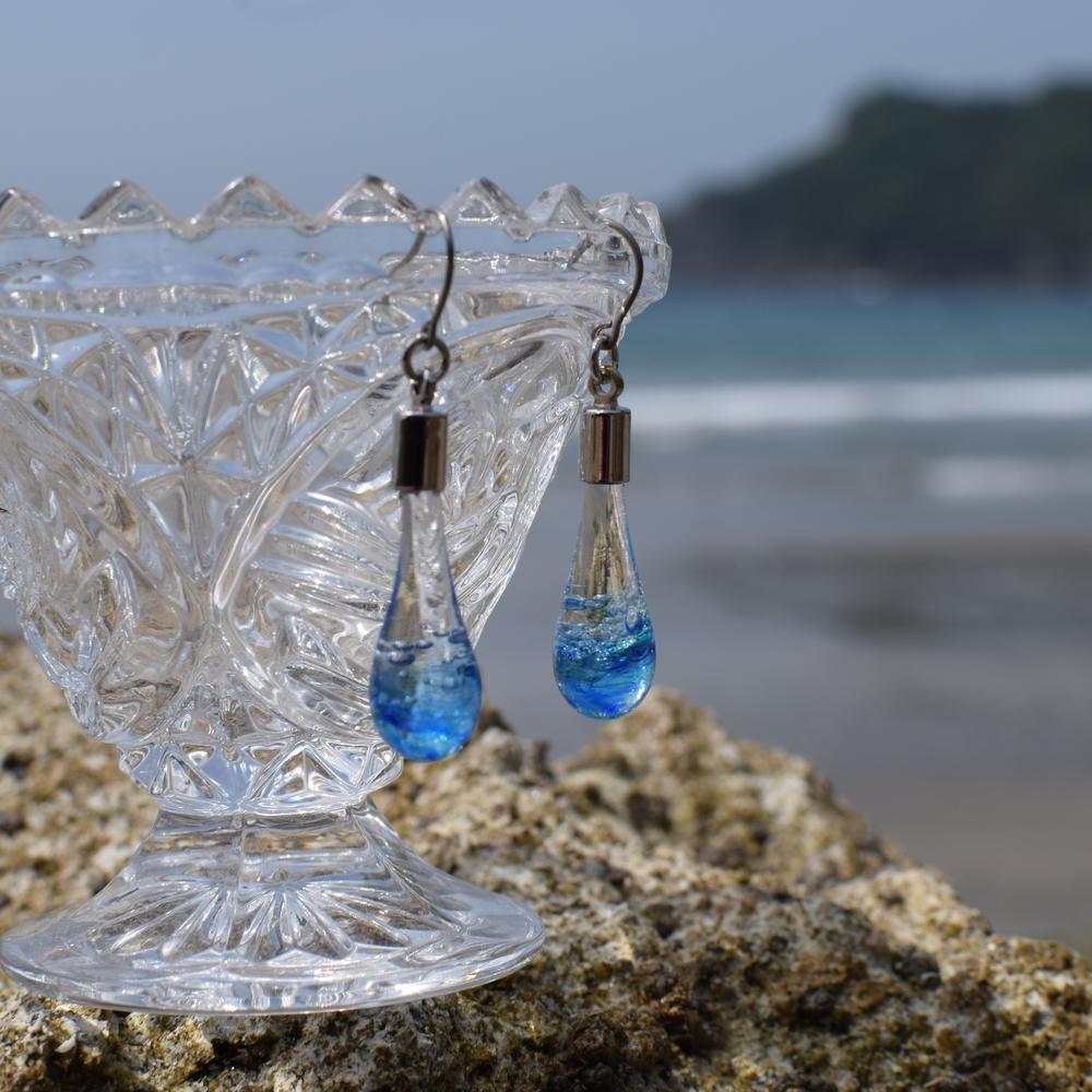 【ふるさと納税】海色ピアスorイヤリング 青 海 ガラス ピアス/イヤリング 選べる種類 ガラス細工 アクセサリー しずく 雫形 チタン 金属アレルギー対応 九州 長崎県 長崎市 送料無料