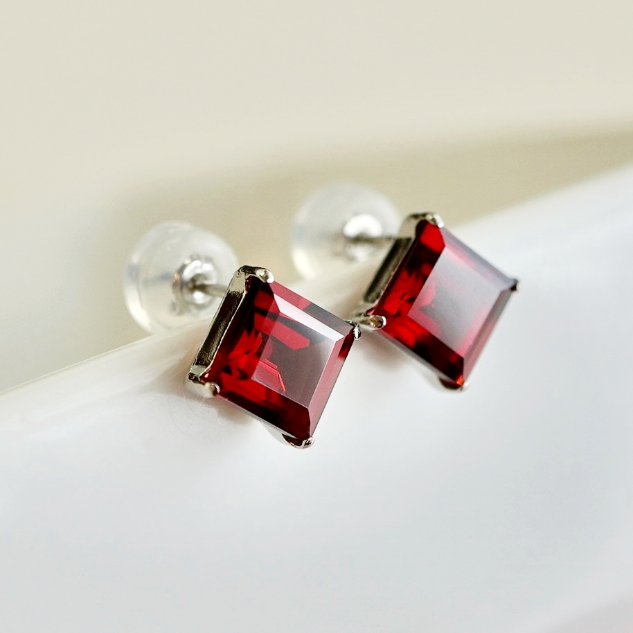 【ジュエリー】Pt900 プラチナ ガーネット 一粒石 ピアス スクエアカット 6mm 保証書付 SIA-3271