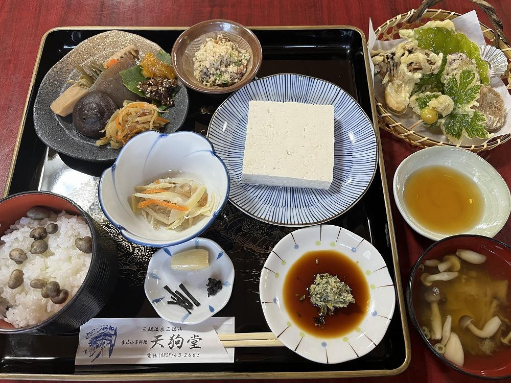 
三徳山 谷川天狗堂 究極の自然食 名物 山菜料理 お食事券（4名様分）
