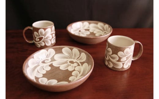 【やちむんカフェ器人】デミタスカップ（つる草いっちん）＆5寸浅鉢のペアセット 〇 仲間陶房 読谷村 沖縄 伝統工芸品 仲間功 セット商品 焼き物 デザート皿 カフェ向け