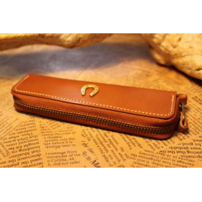 ふるさと納税 栗東市 蹄鉄付きラウンドファスナーペンケース (ブラウン) |  | 01