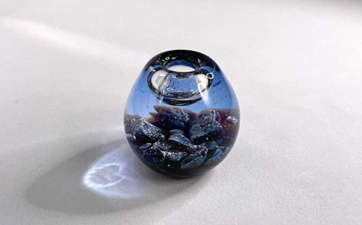 深海のペン立て ガラス製 工芸 ペン立て 文房具 収納 見せる収納 ガラス スタンド ペン 文具 デスク 机 プレゼント 鉛筆 文具入れ 職人 ギフト サイズ 幅 約44mm × 高さ 約40mm 1本用 銀箔 深海 青色 銀窯変 ペンスタンド インテリア ペーパーウェイト デスク回り 太平洋 一点物 オリジナル 手作り アート オブジェ 安芸市 高知県