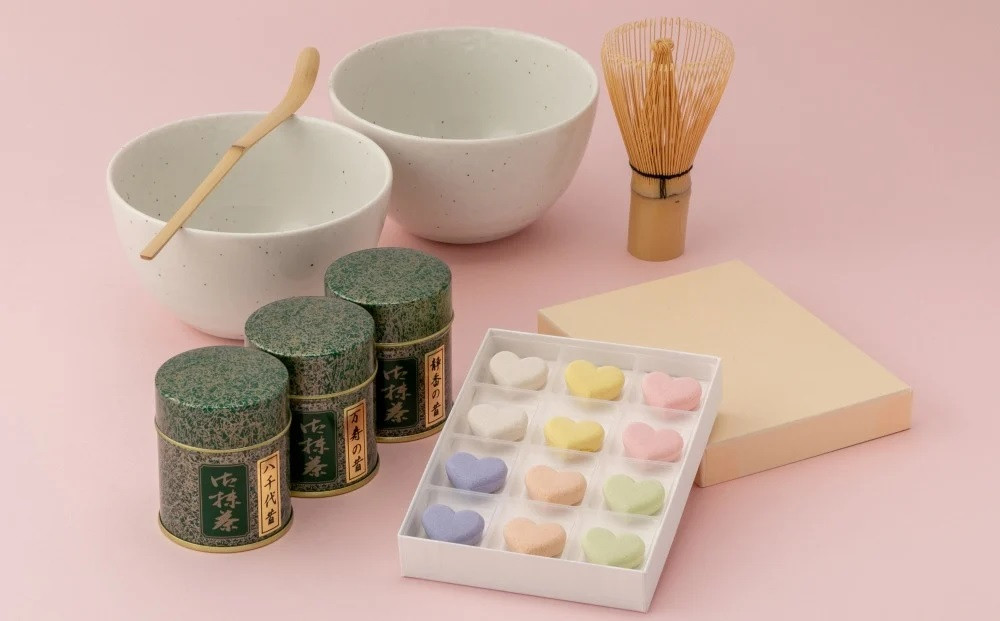 
            京都「ハートのお抹茶セット」(宇治抹茶３種、碗２客、和三盆糖、茶筅、茶杓)〈宇治抹茶 抹茶 お茶 茶 緑茶 セット ハート 和三盆糖 飲み比べ〉  n0261
          