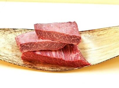 【3.4-5】松阪牛極上霜降りカルビ焼肉用500ｇ焼肉のたれ付　極上の柔らかさ 化粧箱入り（柔らかい 松坂牛 松阪肉 高級ブランド牛 バラ ハネシタ 三角バラ 焼き肉 自宅用 贈答品 ギフトA4 A5