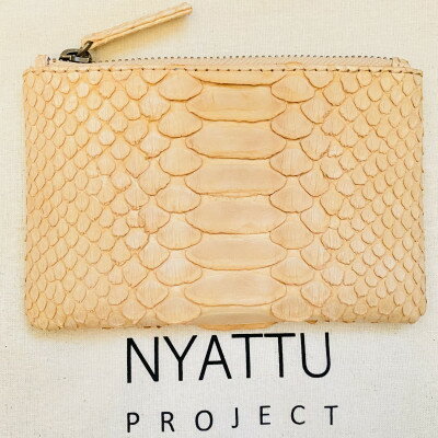 【ふるさと納税】NYATTU PROJECT　天然パイソン革(ヘビ革)フラグメントケース(ポーチ)クリーム【1119128】
