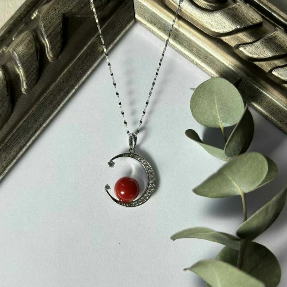 【ふるさと納税】夜空に浮かぶ深紅の月 K18WG 土佐産赤珊瑚とダイヤの三日月ペンダント 長さ調整可能(〜約45cm) / ネックレス レディース アクセサリー ジュエリー【有限会社米沢サンゴ店】[ATCX066]