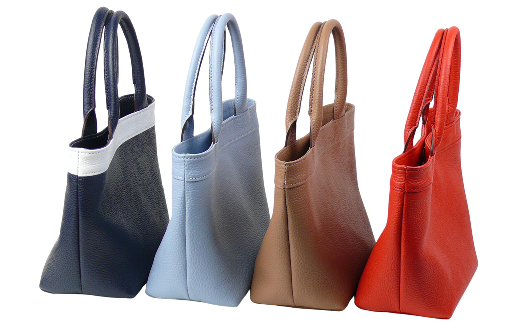 持つ人の雰囲気を引き立てる、シュリンク革製舟形トートバッグ　(スカイブルー）