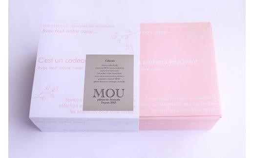 白いスリーブをスライドするとピンクのお箱が現れます。