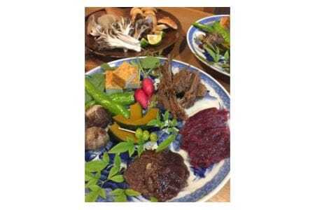 囲炉裏付き古民家に泊まり、猟師の罠猟に同行しよう!(ファミリー向け)