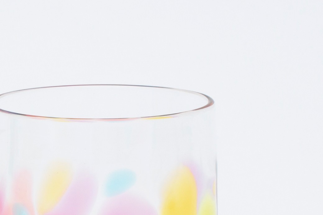 光り加減で口径部分にも虹色が見えます（口元部分は透明ガラスです）