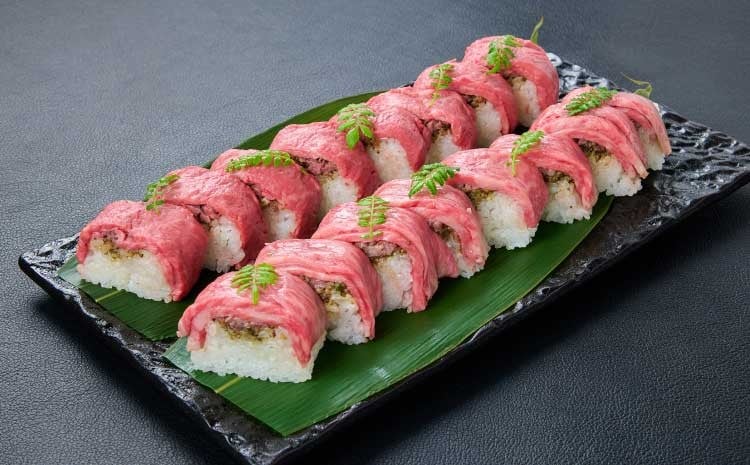 熊本県産のあか牛サーロインを低温調理でじっくり火入れ。柔らかくジューシーな特製ローストビーフ寿司を県産米で味わえます。