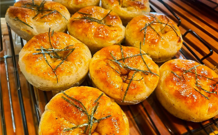 【冷凍】天然酵母と国産小麦使用！高校生コラボ 大洲のしょうゆチーズ塩パン・7個セット　愛媛県大洲市/株式会社アライ 冷凍パン 菓子パン 食事パン 朝食 ベーカリー 冷凍 ぱん [AGAY032]