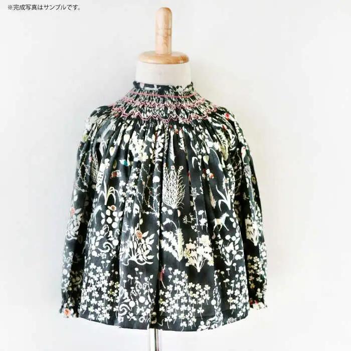 リバティ＜ベッツィーベリーネオンブルー＞スモッキング刺繍のビショップブラウス キッズサイズ 100 / キッズ ブラウス 刺繍 綿100％ リバティ / 諫早市 / まち工房 Filage[AHER0