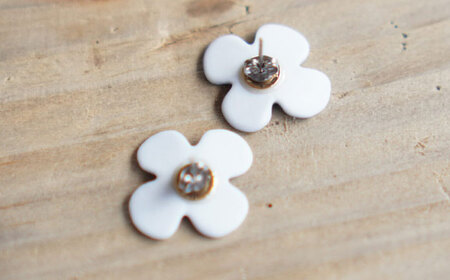 【瀬戸焼】 眞窯 磁器のお花の耳飾り ピアス あお 【眞窯】/ アクセサリー 耳飾り /瀬戸市[BBDK009]