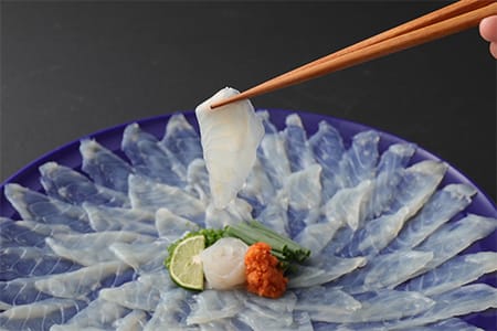 ふぐ専門卸会社直営！職人の技が光る！ふぐ良　とらふぐ刺し（２～３人前）【木箱入り】［冷蔵］三共水産
