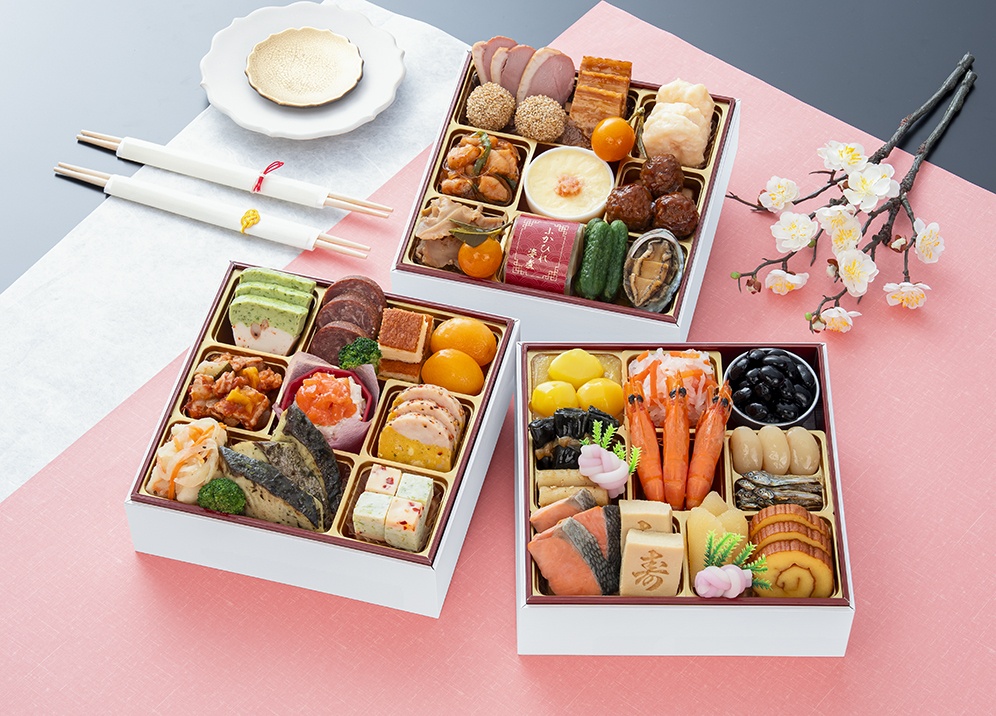 千賀屋謹製 2027年 迎春おせち料理「華千歳」和洋中三段重 3人前 全37品 【八女市限定】 おせち 三段重 厳選食材使用 冷蔵 解凍不要 冷蔵お届け 冷蔵配送 家族団欒 老舗料亭監修 人気 グルメ