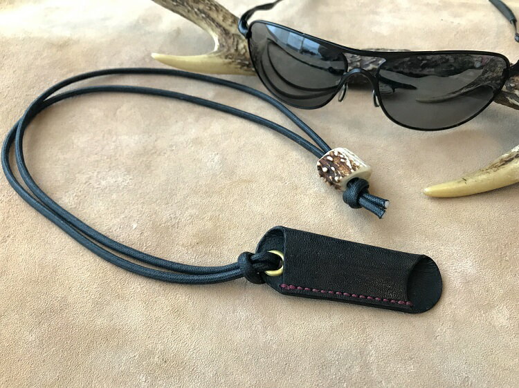 【ふるさと納税】鹿革のホルダー【黒】眼鏡かけ ペンホルダー メガネホルダー ストラップ 革小物 革製品 レザー ハンドメイド レザークラフト アクセサリー お洒落 おしゃれ ファッション 小物 植物性タンニン ギフト 鞣し 高知県 高知 土佐清水 故郷納税 返礼品【R00446】
