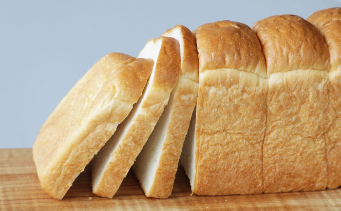 【全3回定期便】【冷凍】臥龍食パン2本 愛媛県大洲市/株式会社アライ 冷凍パン 食事パン 朝食 ベーカリー 冷凍 ぱん [AGAY047]