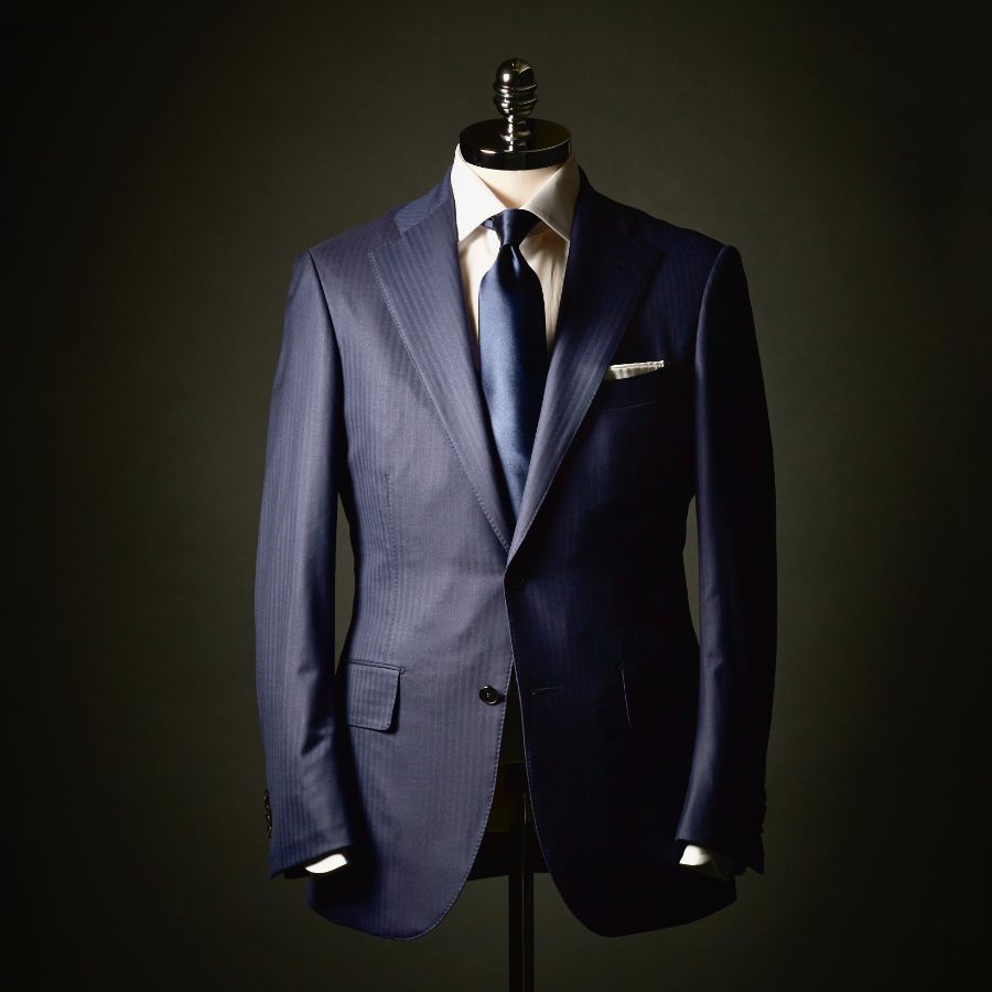 これさえあれば安心の幅広い場面に使えるネイビースーツお仕立券