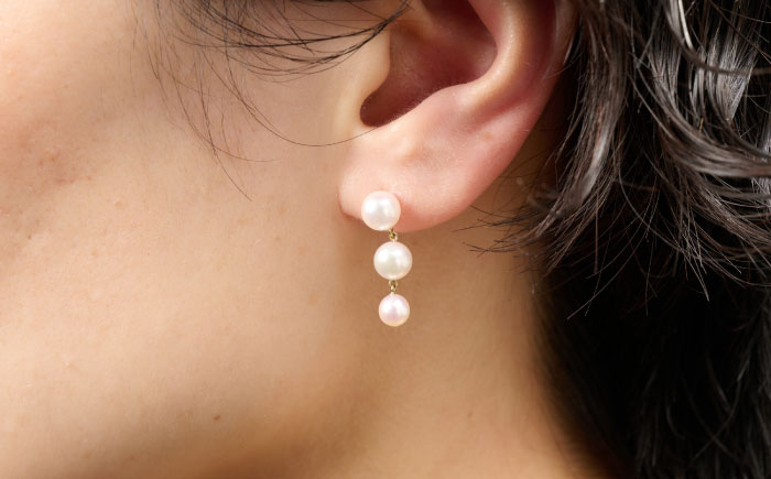 【鑑定書付き】上品に揺れて可愛い3連♪4.5-6.0mm アコヤ真珠ピアス（ケース付き） / 佐賀県 / 株式会社美穂野 [41AAAA022]
