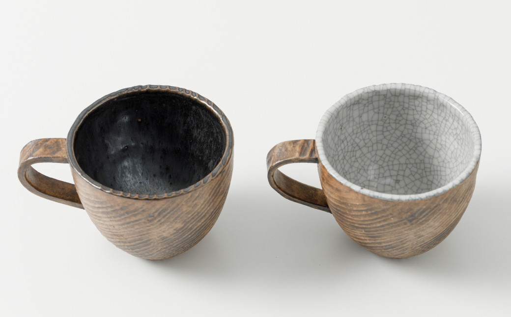 左から黒鉄釉、墨貫入　お好きな方を選んで応援メッセージ欄へご記入ください