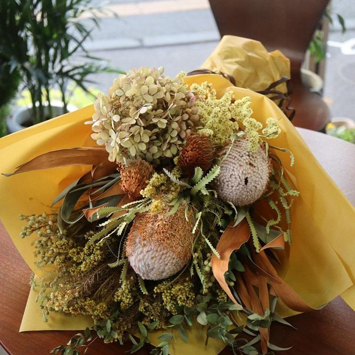 
                  レゼダ ドライフラワーブーケ 1個 ブーケ ドライフラワー 花 スワッグ リース インテリア 雑貨 飾り おしゃれ かわいい ナチュラル ギフト プレゼント 贈り物 お祝い 記念日 誕生日 母の日 敬老の日 壁飾り 癒し 空間 装飾 玄関 岩手県 盛岡市 東北 岩手 盛岡 有限会社田村フローリスト
                