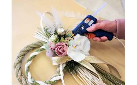 ( 年内配送 予約 ) 新年を華やかに お花のしめ縄飾り 岩手県 北上市 C0263 ( パルテール ) 花 観賞用 アレンジ プレゼント ギフト 誕生日 お祝い クリスマス 卒業 入学 バレンタイン