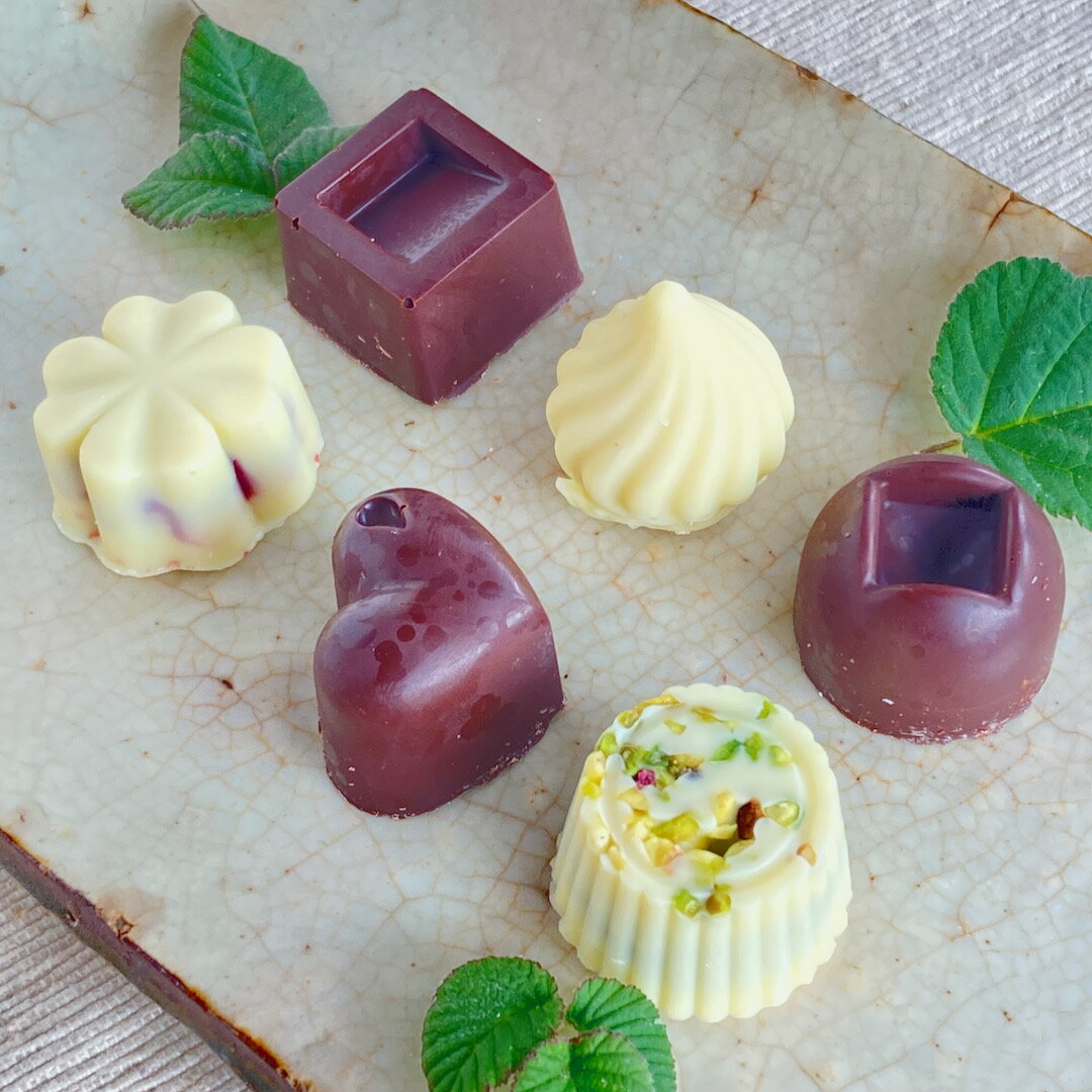 【ふるさと納税】ミニホワイト＆ビターチョコ詰合わせ〈6個〉白砂糖不使用 スイーツ お菓子 チョコレート プレゼント セット 詰め合わせ 冷蔵 送料無料