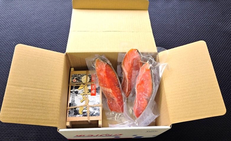 冷凍エゾバフンウニ約60～70g×1折(赤系)・塩銀鮭切り身×3切(個包装)[11月上旬以降発送] A-71059