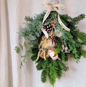 Xmas スワッグ 【しろいゆき】 新潟 阿賀 たけむら生花店 ｜季節 白 北欧 おまかせ インテリアグリーン ドライフラワー 花   贈り物  花束 ギフト 送料無料 プリザ クリスマス プレゼント 壁掛け おしゃれ ナチュラル 期間限定 ※2025年11月中旬頃より順次発送