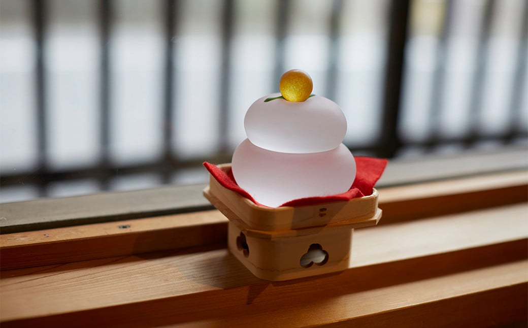 
            清らかな光が乱反射する「硝子の鏡餅」
          