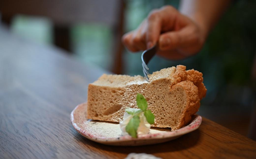 口に運ぶと卵の優しい甘さと、紅茶の香りを感じられます。