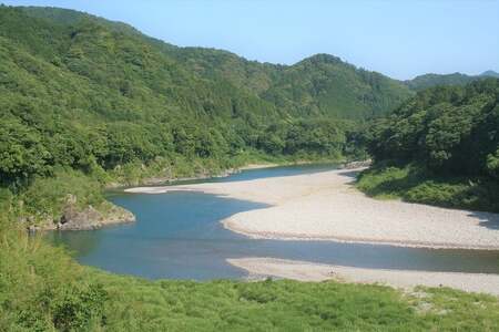 「2019ミシュランガイド愛知・岐阜・三重特別版」一つ星獲得店がおくる至極のおせち二段重（４人前） 三重県 多気町 US-042