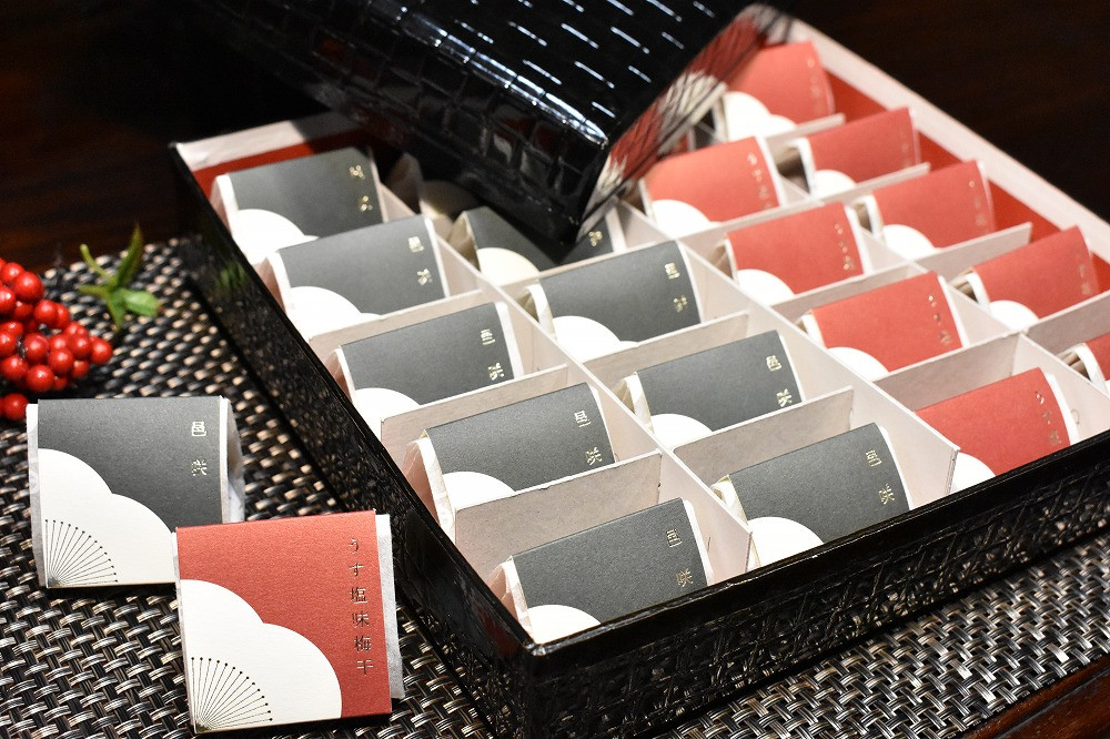 
                  高級南高梅うす塩・邑咲(昆布旨味） 個包装計20粒入 紀州塗箱 網代模様仕上げ 【SW78】
                