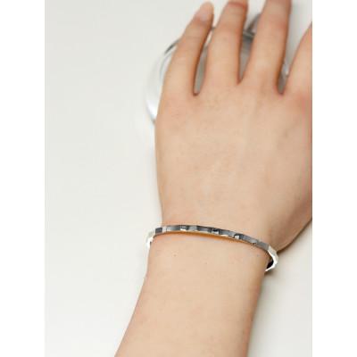 ふるさと納税 大津市 【SILVERプラチナコーティング】凹凸デザインが印象的なバングル クールな大人カラーが個性的で人気 |  | 01