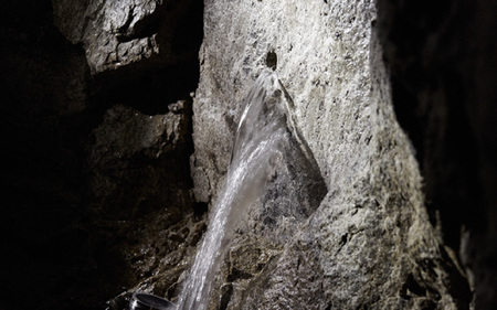 ナチュラルミネラルウォーター岩深水炭酸水300mlペットボトル [BT002] / 天然水