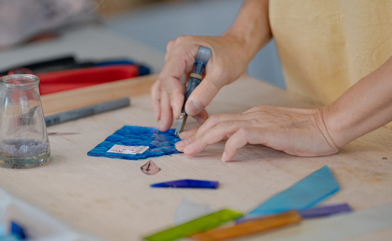ステンドグラス 雪の結晶 モチーフ オーナメント スノーフレーク クリア ガラス製｜手づくり インテリア 冬 飾り 窓飾り 天井飾り 氷の結晶 プレゼント ギフト 雪模様 クリスマス 北欧風 おしゃれ