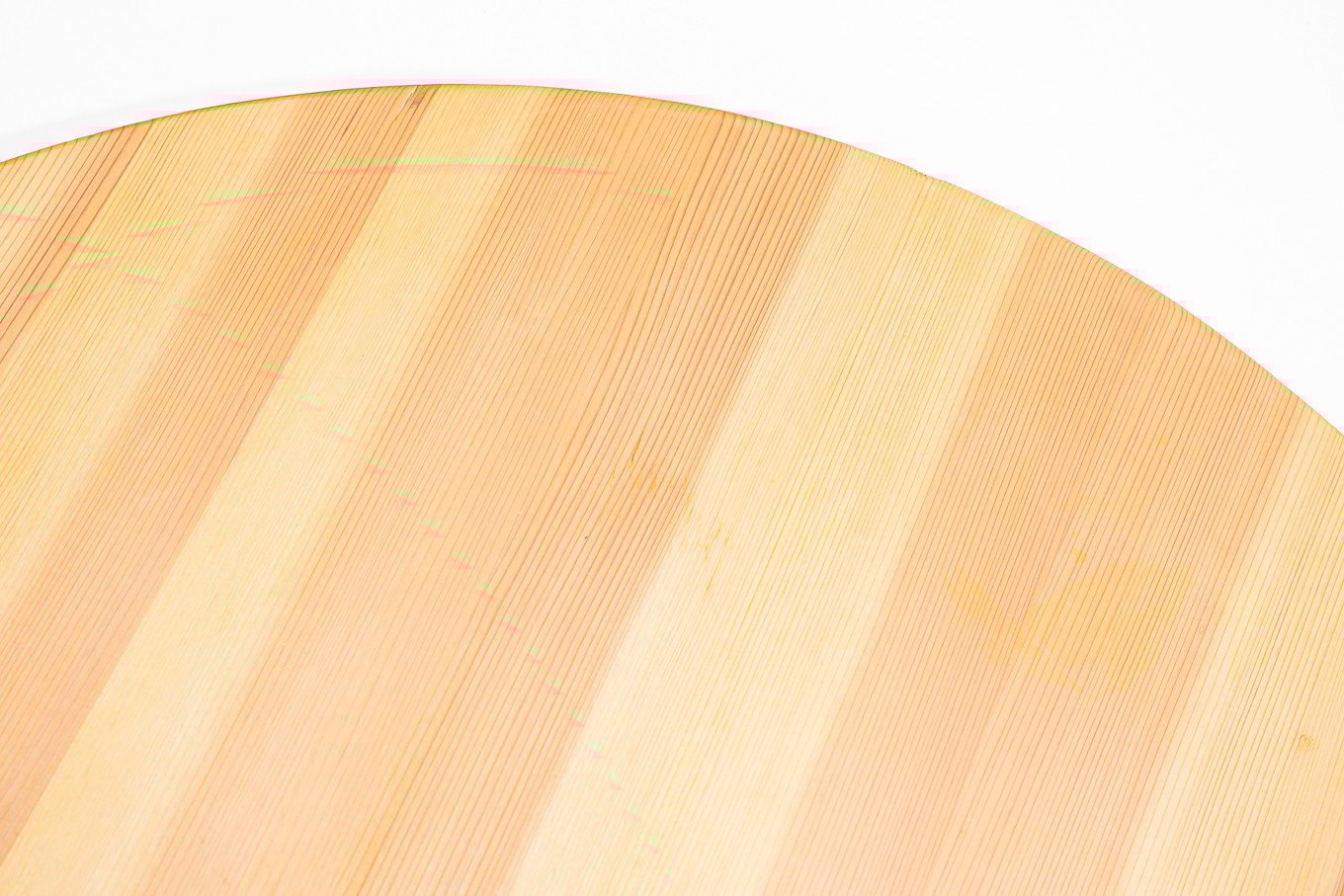 淡い木目と褐色の木目のコントラストが美しい尾鷲スギ。