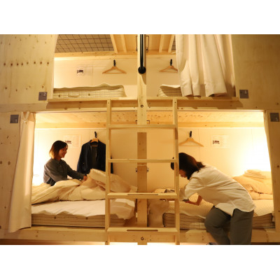 
                  Hostel TOMAR＜バス停目の前で富良野観光の街中で便利な立地!男女共用ドミトリー1名様宿泊券【1392044】
                