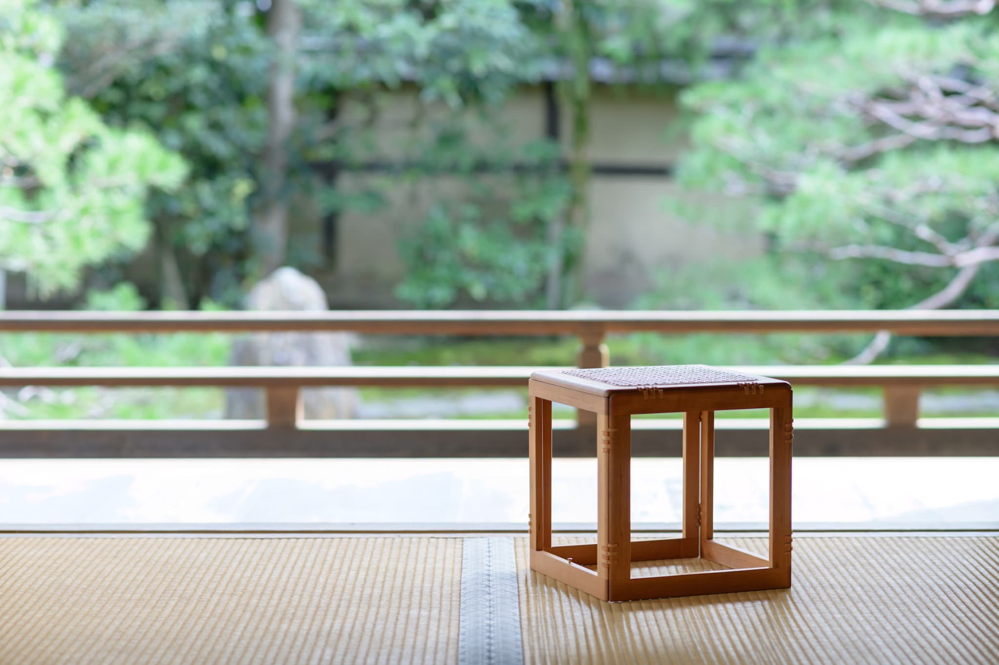 【ふるさと納税】木製折り畳み椅子「patol stool（ロータイプ）」 籐張り(1脚) 家具 インテリア スツール イス 木 折りたたみ 和風 おしゃれ 人気 伝統 技法 受賞 【uj-CY010】【平山日用品店】