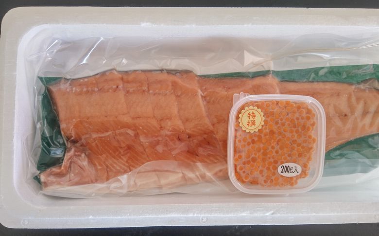 <年内配送可>鮭半身(切身)とイクラの醤油漬けセット C-57058