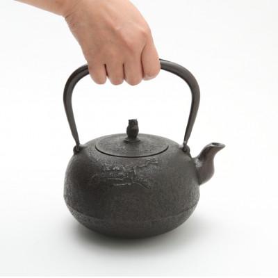 ふるさと納税 奥州市 南部鉄器 鉄瓶 丸南部松(小) 1.5L【伝統工芸士 佐藤 勝芳 作】[Y0132] |  | 01