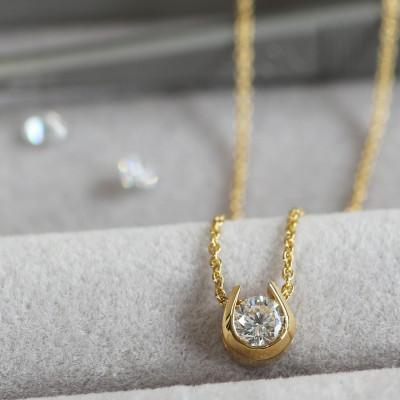 ふるさと納税 大津市 【ラボグロウンダイヤモンドネックレス】0.2ct 馬蹄ばてい K18イエローゴールド 長さ40cm |  | 01