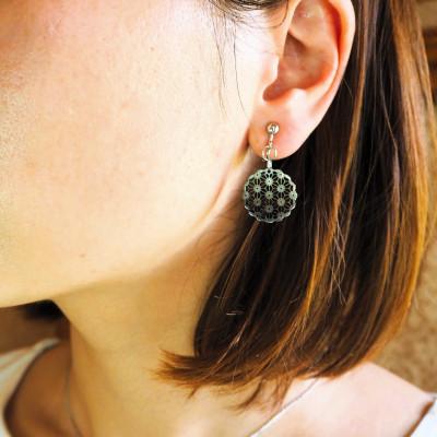 ふるさと納税 大和高田市 黒蝶貝のレース彫刻「麻」イヤリング |  | 01